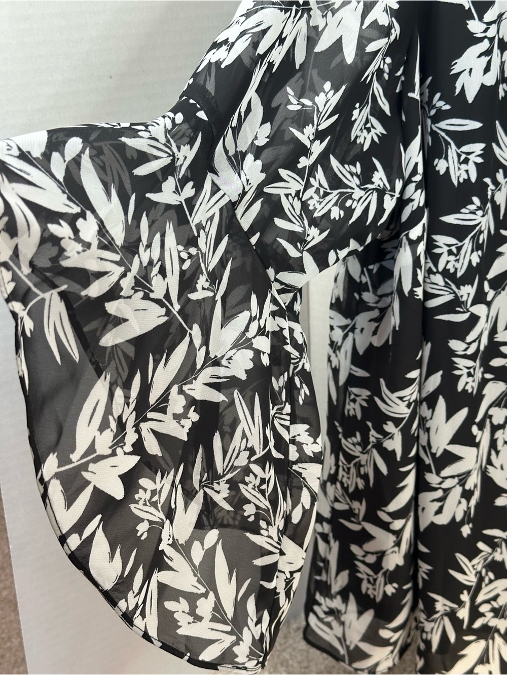 Kasper Black and White Botanical Print Blouse, Ruffle sleeves, size 2X, NWT - Picture 3 of 6